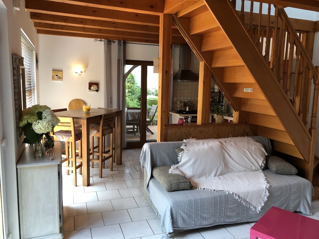 Gite Le Pin - vue intérieure salon et salle à manger