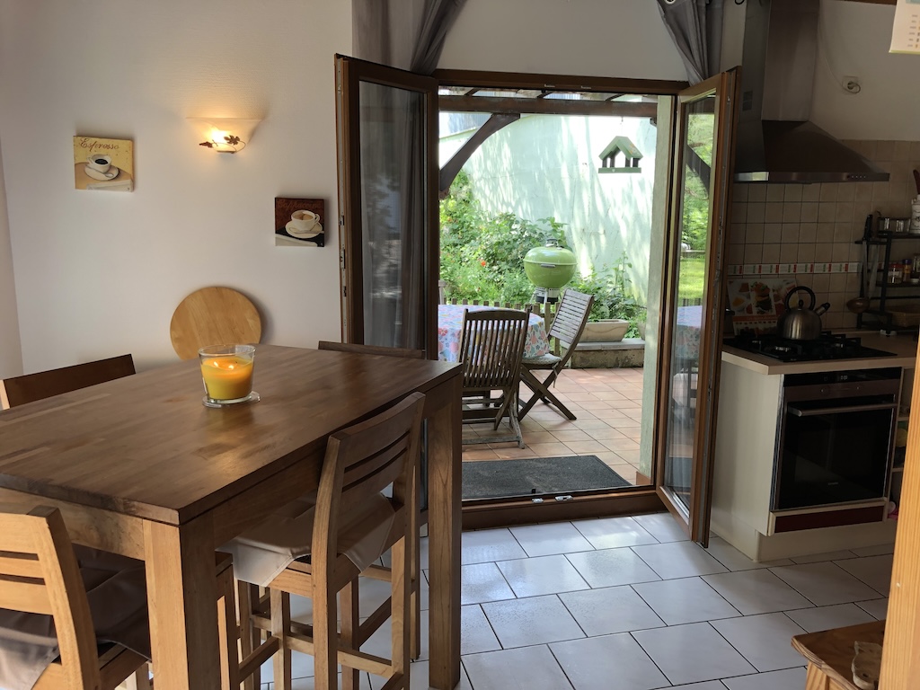 Gite Le Pin - vue intérieure salle à manger