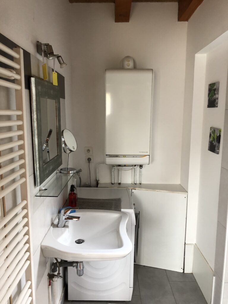 Gite Le Pin - vue intérieure salle de bains
