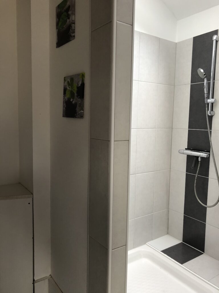 Gite Le Pin - vue intérieure douche
