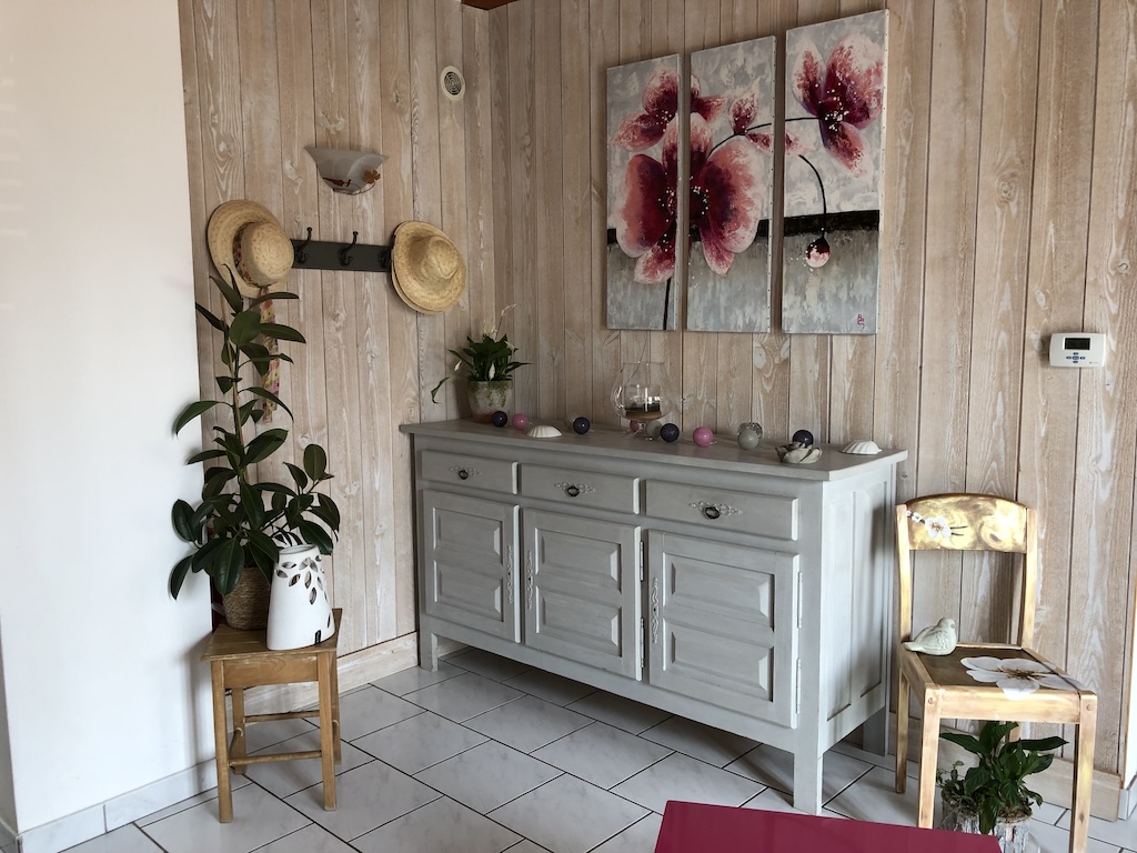 Gite Le Pin - vue intérieure commode